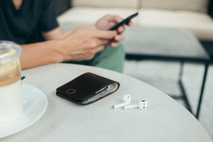 Cách kết nối tai nghe không dây AirPods với thiết bị không thuộc hệ thống Apple là một quy trình đơn giản. Đầu tiên, hãy đảm bảo rằng tai nghe AirPods của bạn đã được kích hoạt chế độ kết nối. Sau đó, trên thiết bị không thuộc hệ thống Apple, hãy mở cài đặt Bluetooth và tìm kiếm các thiết bị Bluetooth khả dụng. Khi bạn thấy AirPods trong danh sách, hãy chọn nó để kết nối. Sau khi hoàn tất quá trình kết nối, bạn sẽ có thể thưởng thức âm nhạc hoặc tr