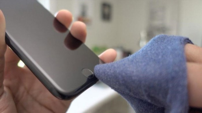 Vệ sinh lại nút Home trên iPhone giúp đảm bảo sự hoạt động tốt hơn của nút này và giữ cho điện thoại luôn sạch sẽ và tiện dụng.