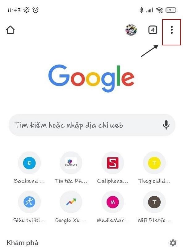 Cách xoá lịch sử tìm kiếm trên điện thoại Android là mở ứng dụng Google Chrome, chạm vào biểu tượng ba chấm ở góc trên cùng bên phải, chọn 