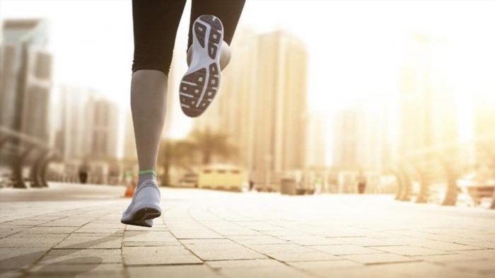 Chạy bộ là một phương pháp thể dục rất hiệu quả giúp giảm cân và nâng cao sức khỏe. Khi chạy bộ, bạn sẽ đốt cháy năng lượng, giảm mỡ thừa và tăng cường cơ bắp. Đồng thời, việc chạy bộ còn giúp cải thiện sự tuần hoàn máu, tăng cường sức mạnh và sự bền bỉ của cơ thể.