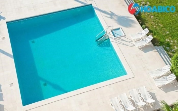 Để tính thể tích của bể bơi hình vuông, bạn cần nhân cạnh của bể bơi với chính nó và sau đó nhân kết quả với độ sâu của bể bơi.