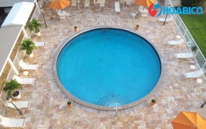 Cách tính thể tích bể bơi hình tròn là nhân bán kính bình phương lên đôi với số Pi (π) và chiều cao của bể bơi.