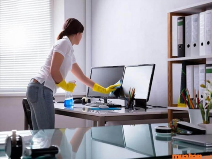 Dọn dẹp vị trí làm việc là một trong những công việc quan trọng để tạo ra không gian làm việc sạch sẽ, gọn gàng và thuận tiện. Việc này bao gồm việc sắp xếp các dụng cụ làm việc, làm sạch bàn làm việc và vệ sinh không gian xung quanh, nhằm tăng tính hiệu quả và tạo cảm giác thoải mái cho người làm việc.