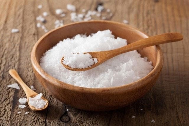 Cách xả xui bằng muối là một phương pháp truyền thống của dân gian, được cho là có khả năng loại bỏ những năng lượng tiêu cực trong không gian. Còn cách xông nhà bằng muối cũng là một phương pháp phổ biến, được cho là có thể làm sạch và tạo sự cân bằng năng lượng trong ngôi nhà.