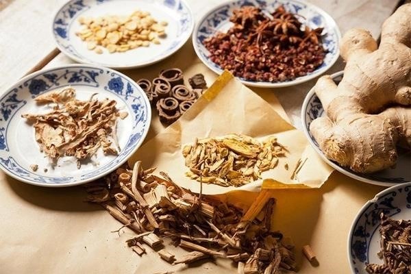 Cách xông nhà xả xui là một phương pháp truyền thống trong văn hóa dân gian Việt Nam, được thực hiện bằng việc đốt thuốc Bắc nhằm xua đi những điều xui xẻo, mang lại niềm vui và may mắn cho gia đình.