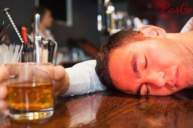 Mặt bạn lại đỏ khi uống rượu bia là do hiện tượng giãn mạch máu trong da, gây ra bởi chất cồn trong rượu bia.
