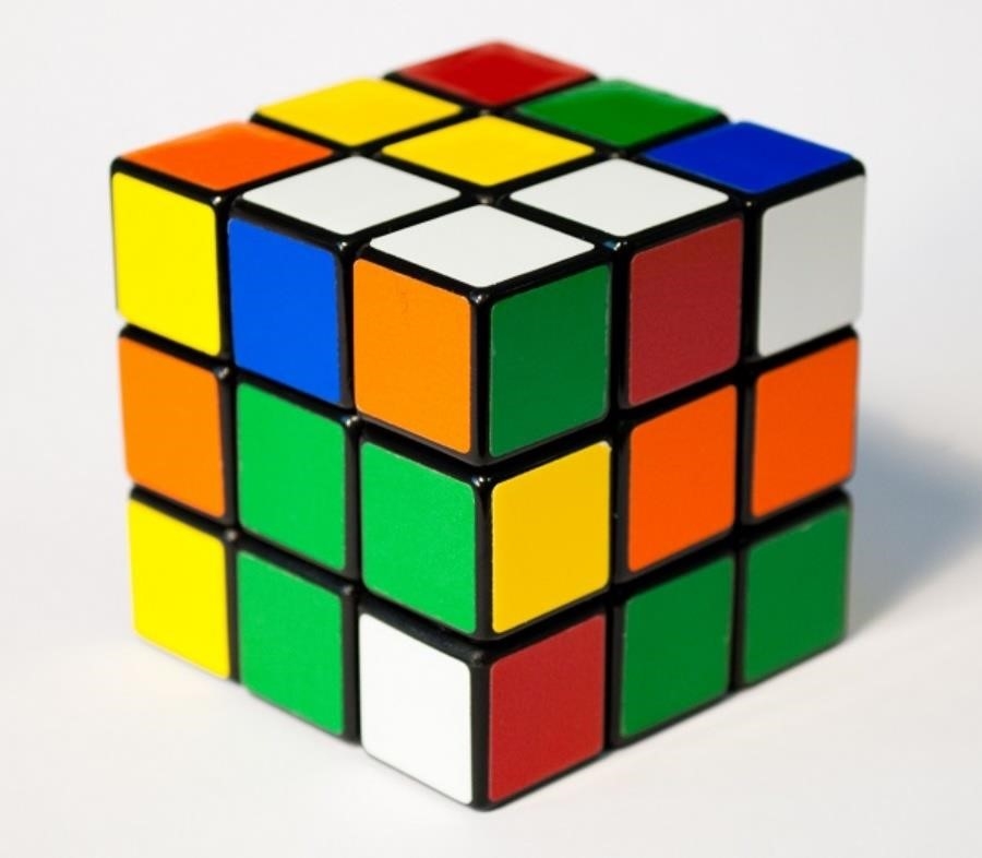 Rubik là một trò chơi logic được phát minh bởi người Hungary Ernő Rubik vào năm 1974. Nó bao gồm một hình khối có kích thước 3x3x3 với mỗi mặt được chia thành 9 ô vuông nhỏ. Mục tiêu của trò chơi là xoay và di chuyển các mặt của hình khối sao cho mỗi mặt chỉ có một màu duy nhất. Trò chơi Rubik đã trở thành một biểu tượng của trí tuệ và khéo léo trong việc giải quyết các vấn đề logic.