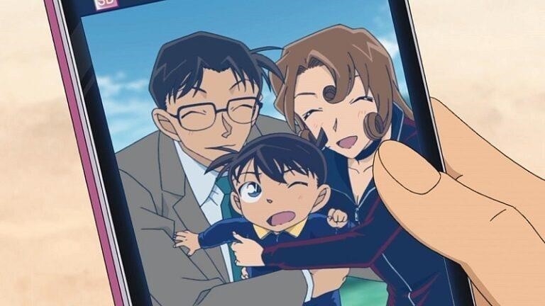 Hình nền điện thoại của Yukiko là bức ảnh chụp gia đình nhà Kudo.