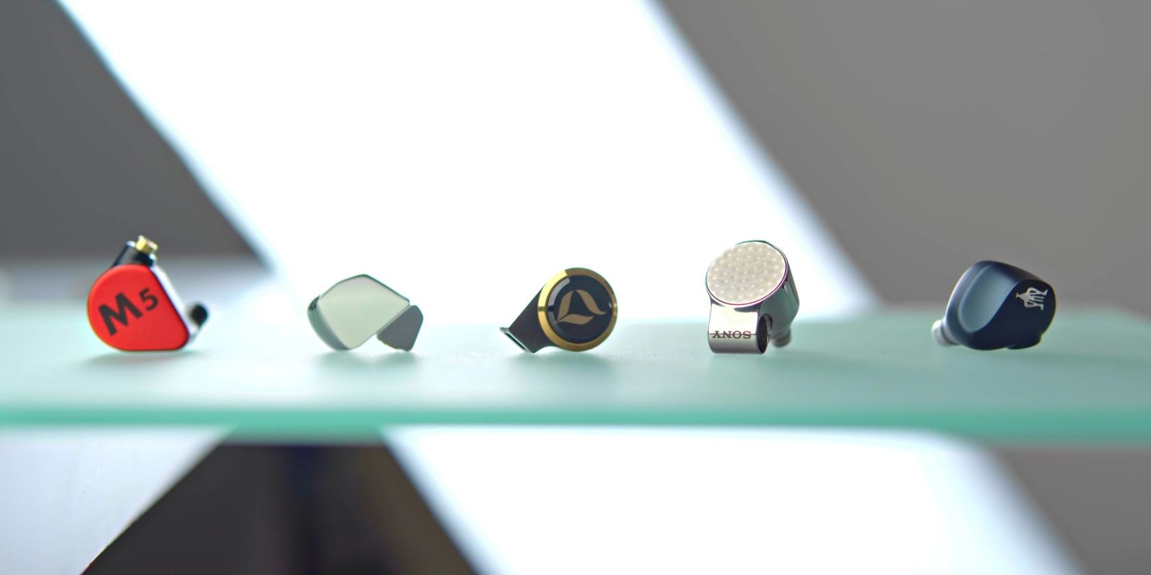 5 tai nghe IEM xếp hàng