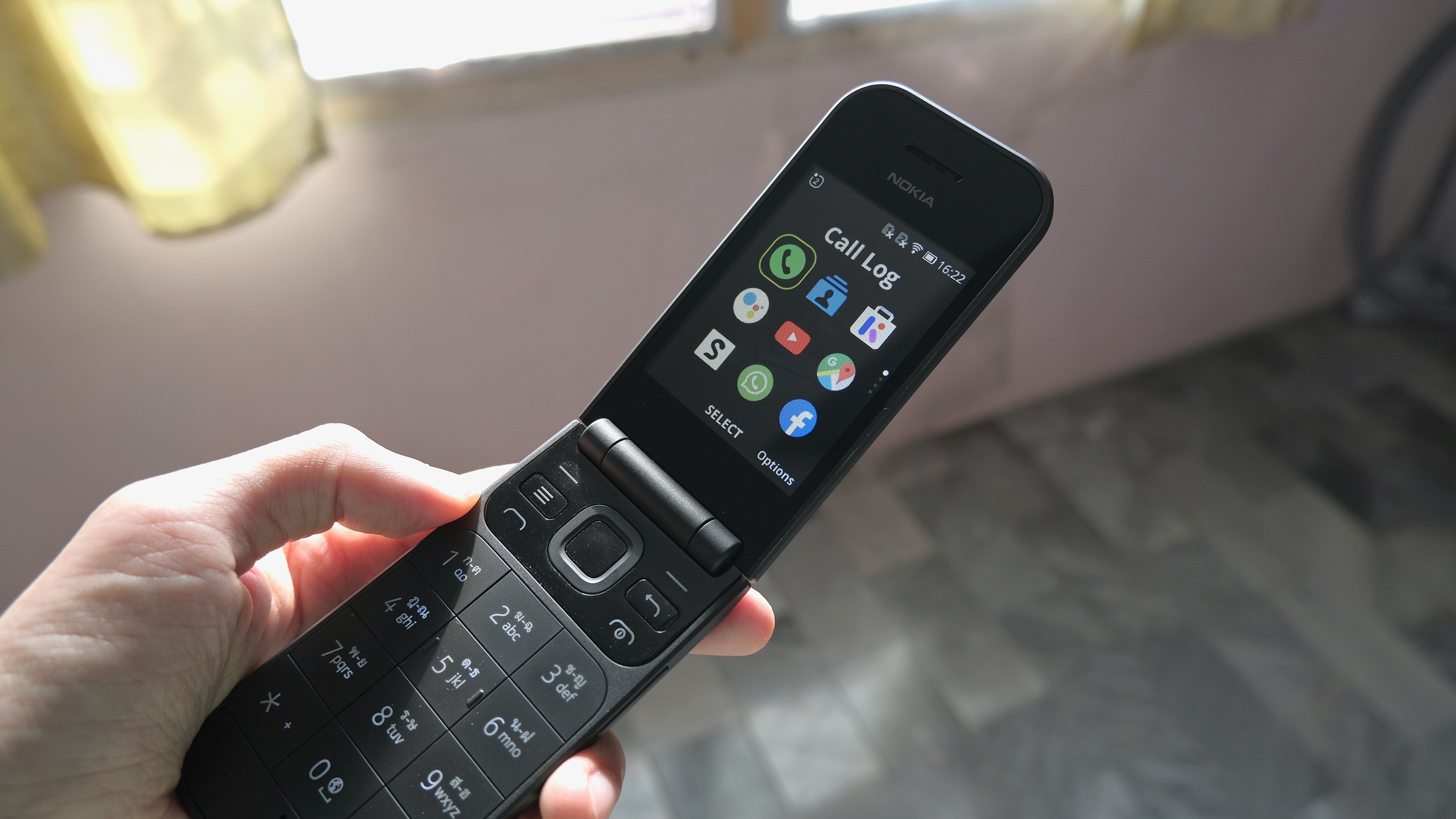 Ai đó sử dụng điện thoại phổ thông thay vì smartphone
