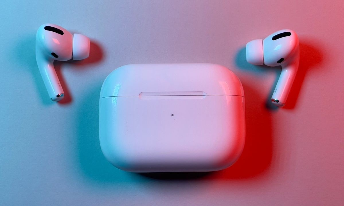 AirPods Pro và hộp sạc trên bàn