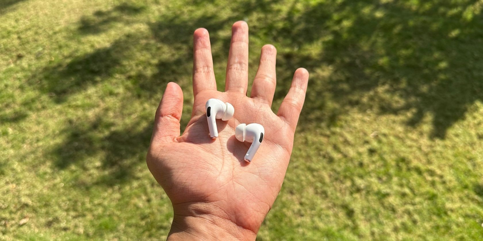 AirPods (thế hệ 2) trong tay
