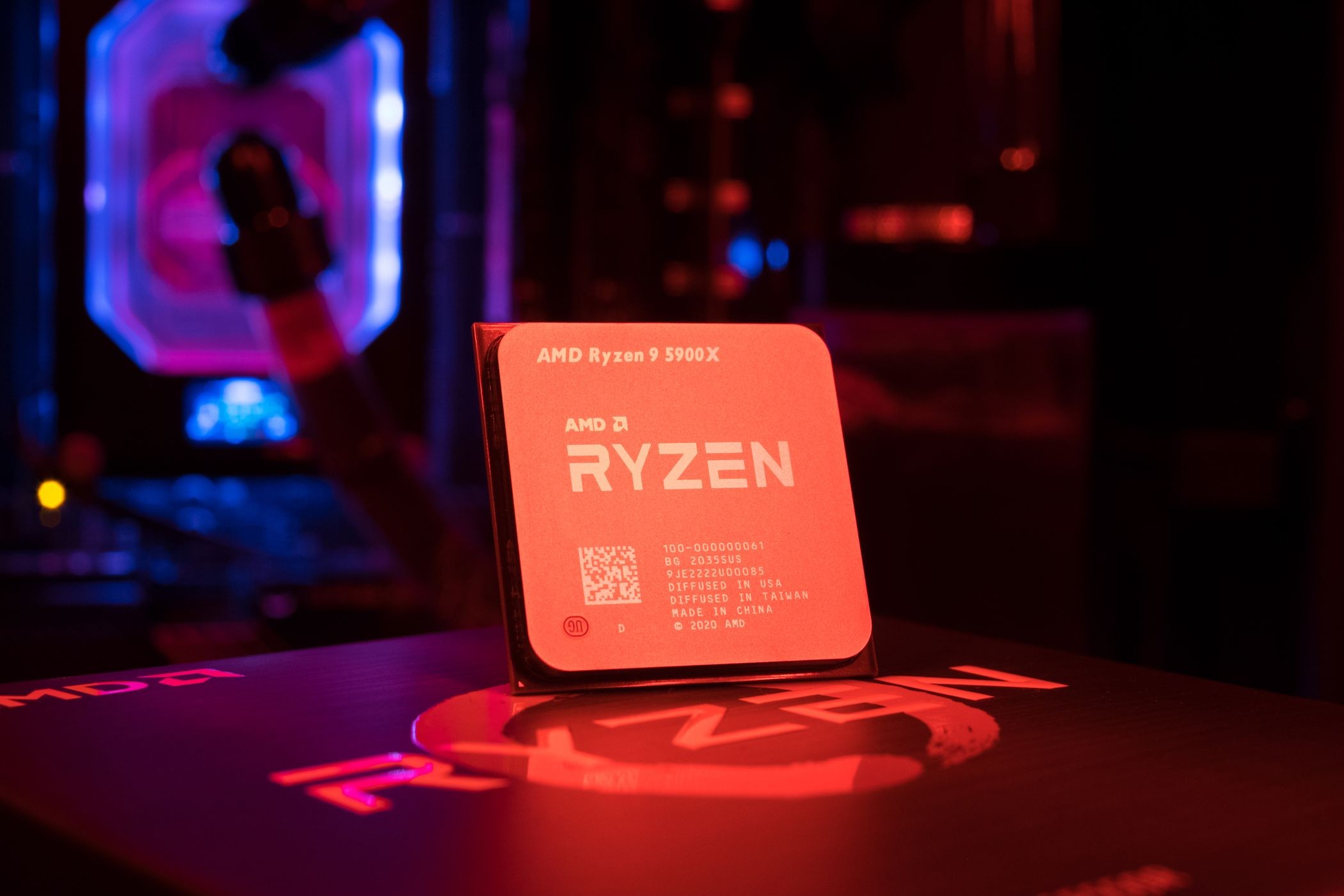 AMD Ryzen CPU trong ánh sáng đỏ