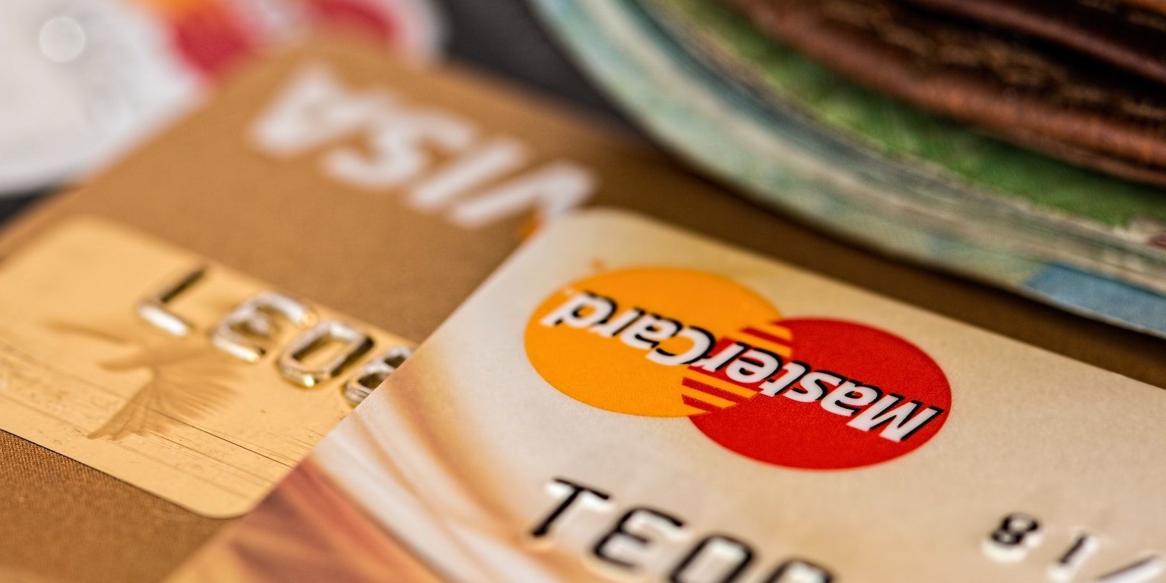 Ảnh cận cảnh hai thẻ Mastercard màu nâu