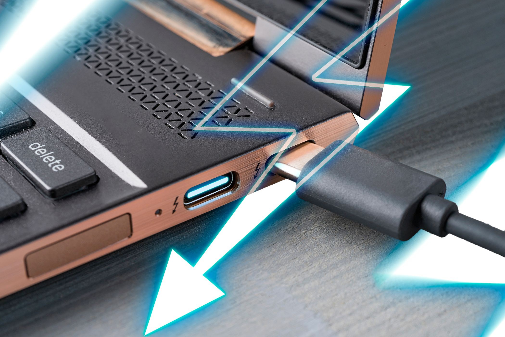 Ảnh cận cảnh laptop với cổng Thunderbolt USB-C và biểu tượng Thunderbolt