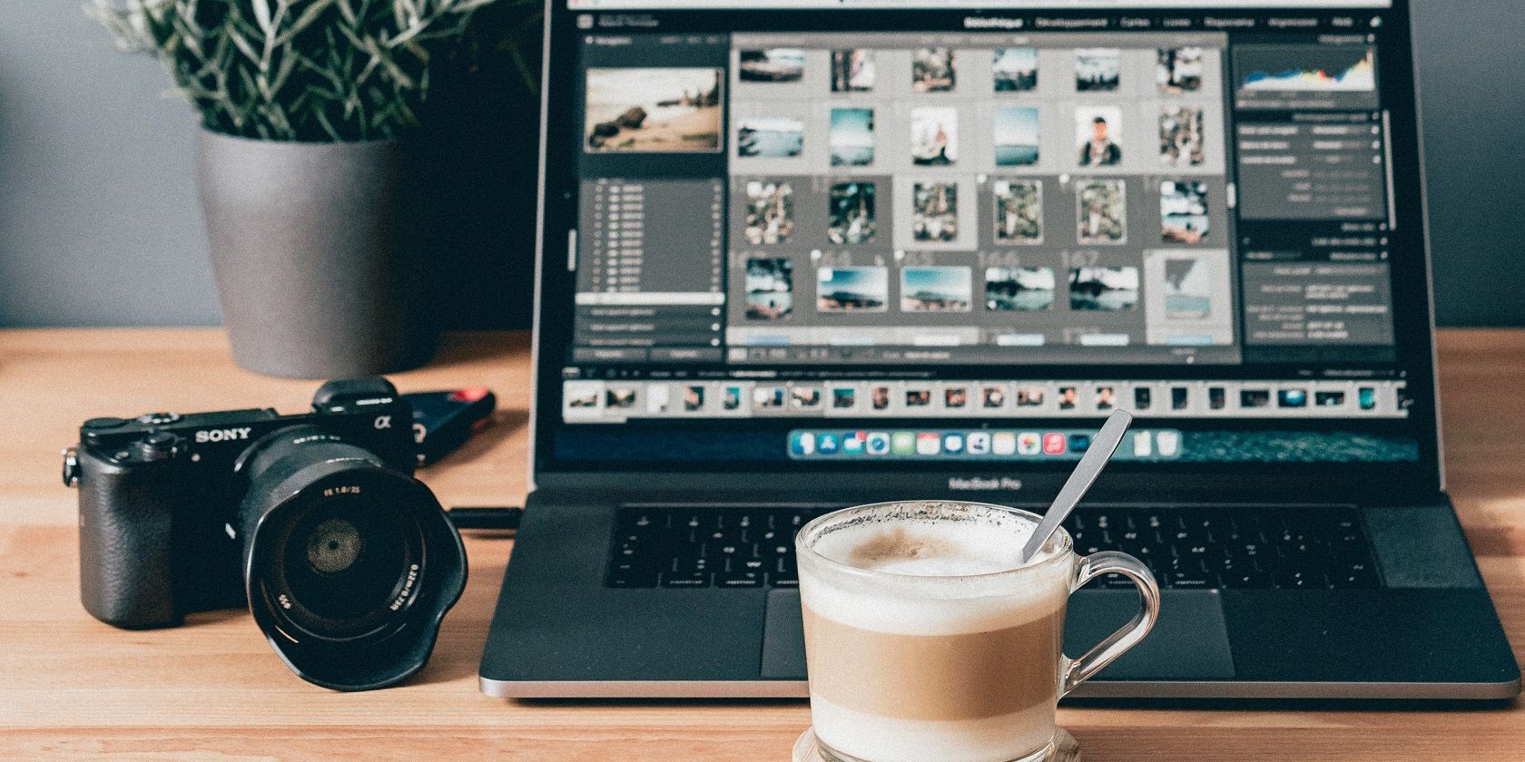 Ảnh chụp Lightroom mở trên máy tính Macbook