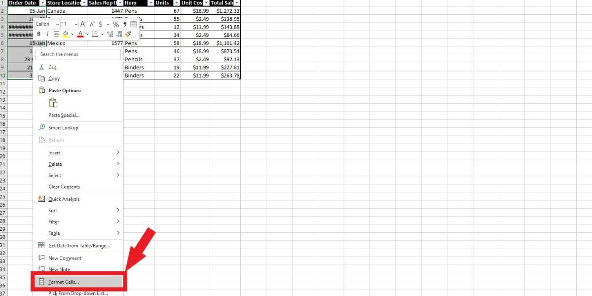 Ảnh chụp màn hình bảng Excel với hàng ngày được chọn và menu chuột phải hiển thị. Có một mũi tên đỏ chỉ vào Format Cells