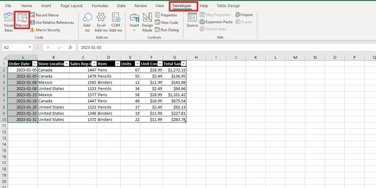 Ảnh chụp màn hình thanh công cụ Excel với tab Developer được chọn và ô đỏ xung quanh tính năng Macros ở bên trái