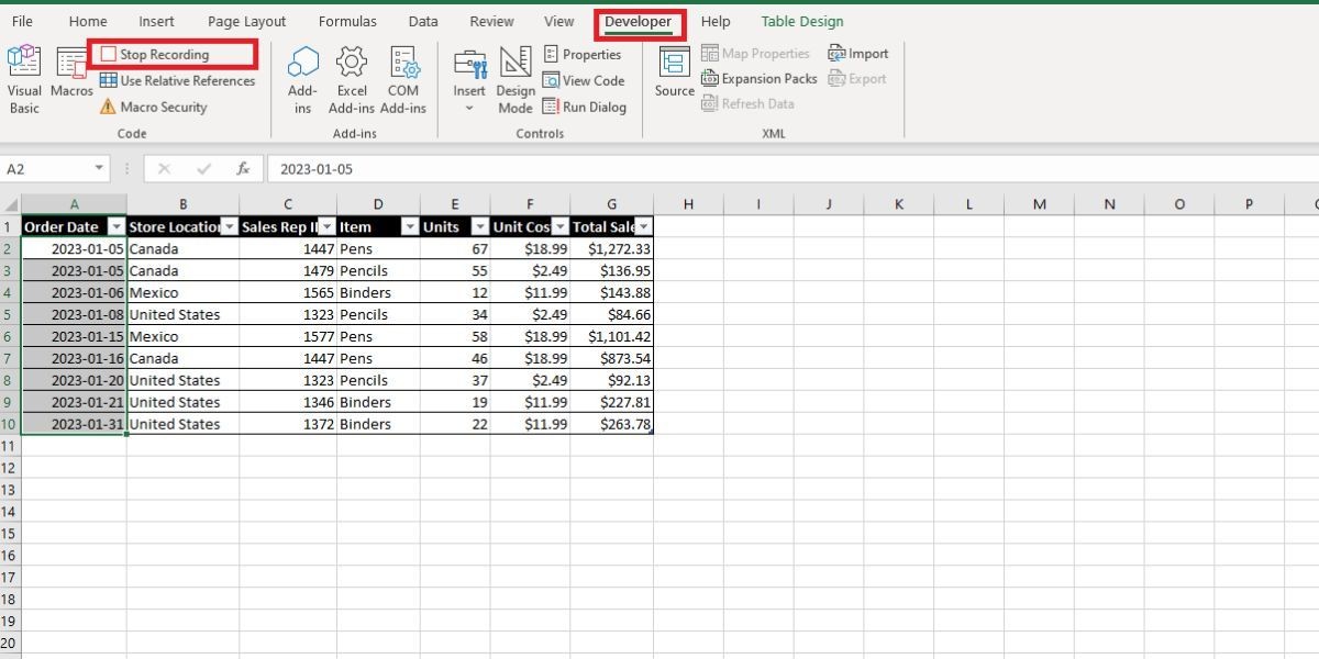 Ảnh chụp màn hình thanh công cụ Excel với tab Developer được chọn và ô đỏ xung quanh tùy chọn Dừng Ghi Macro ở bên trái