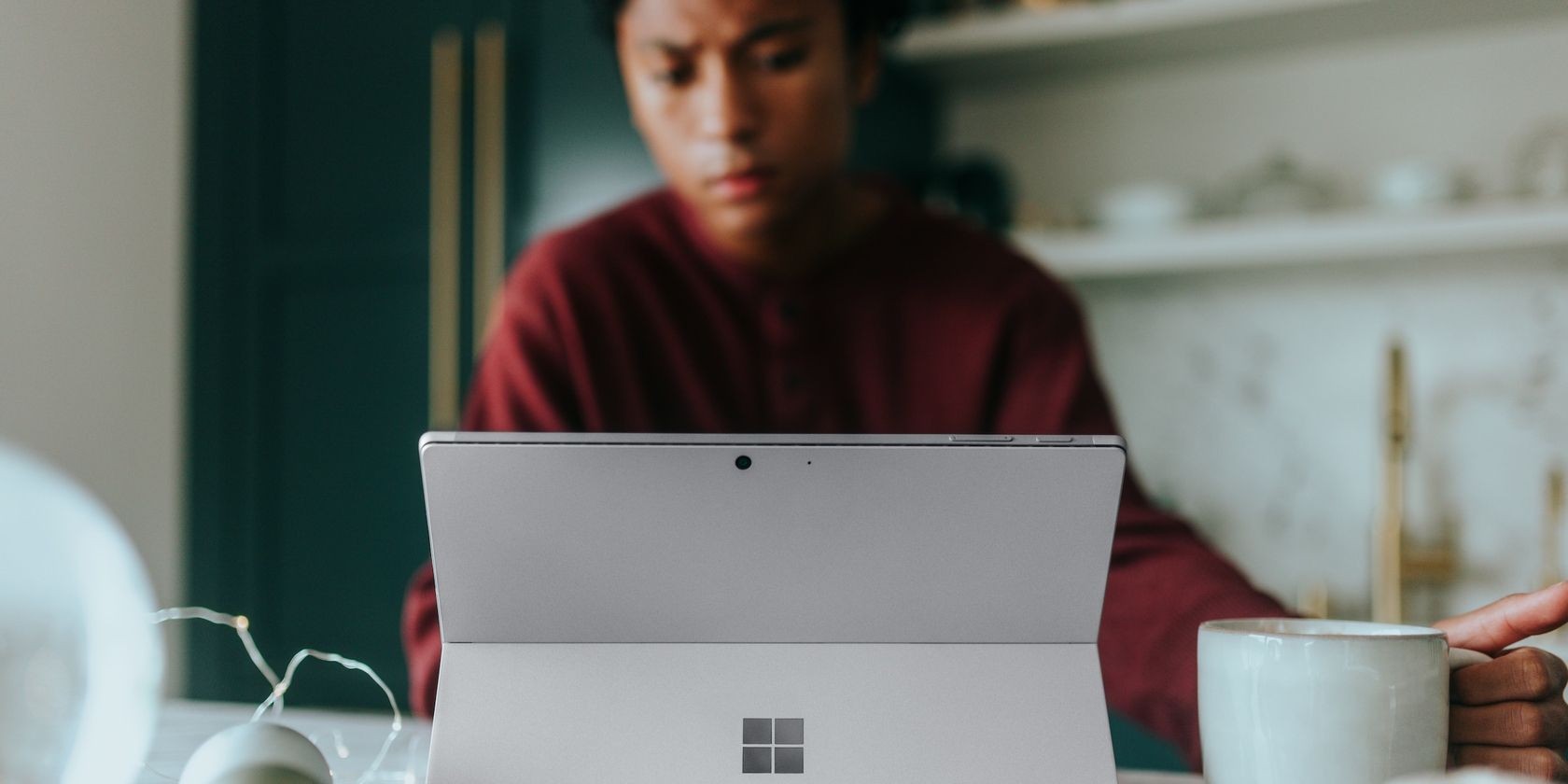 Ảnh của người làm việc trên máy tính xách tay Windows
