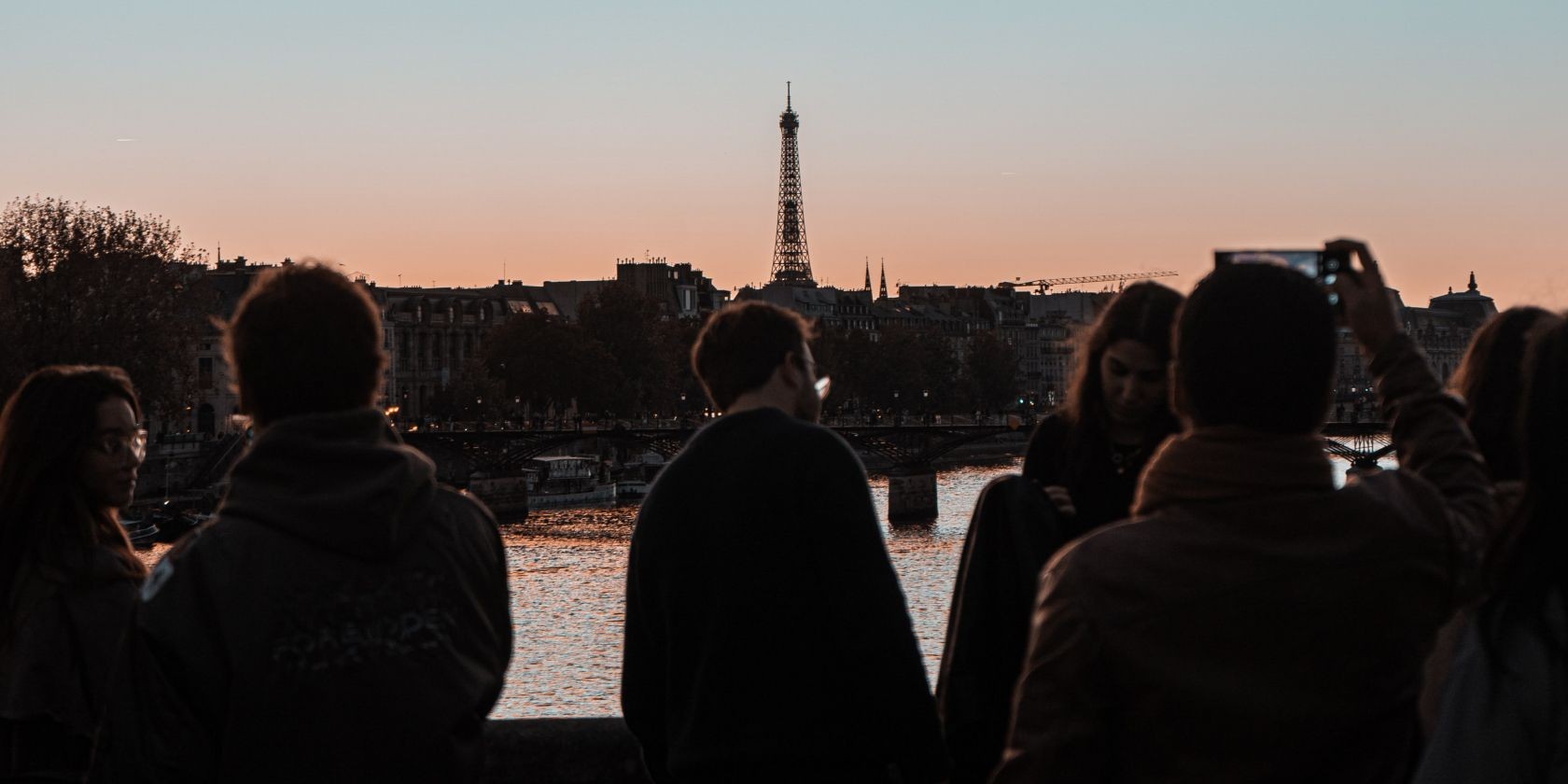 Ảnh du khách gần tháp Eiffel