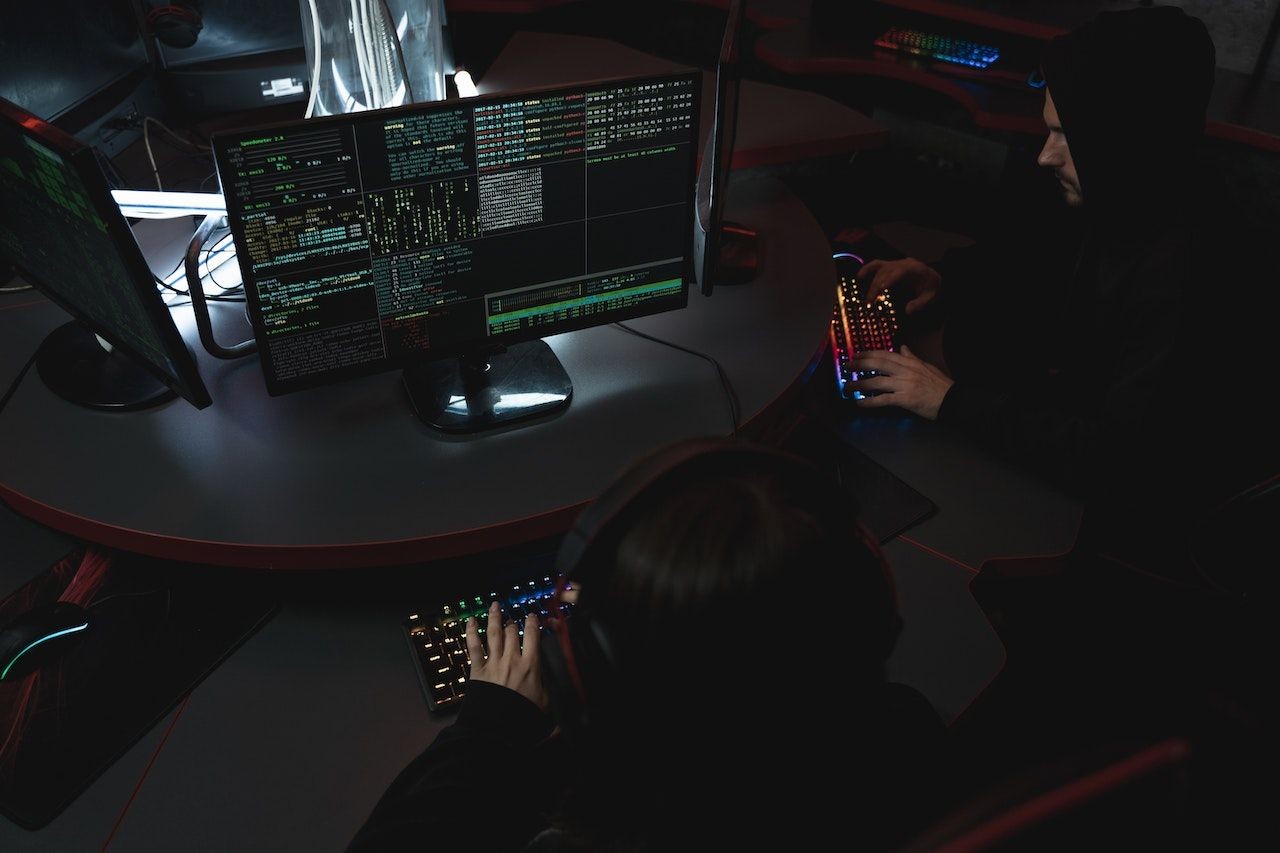 Ảnh hai hacker sử dụng máy tính