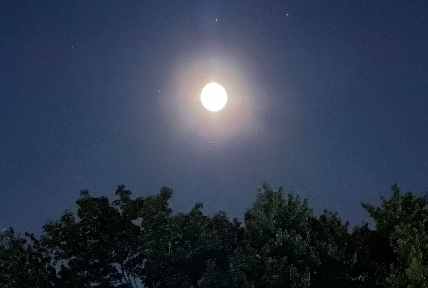 Ảnh mặt trăng chụp trên iPhone với chế độ Night mode