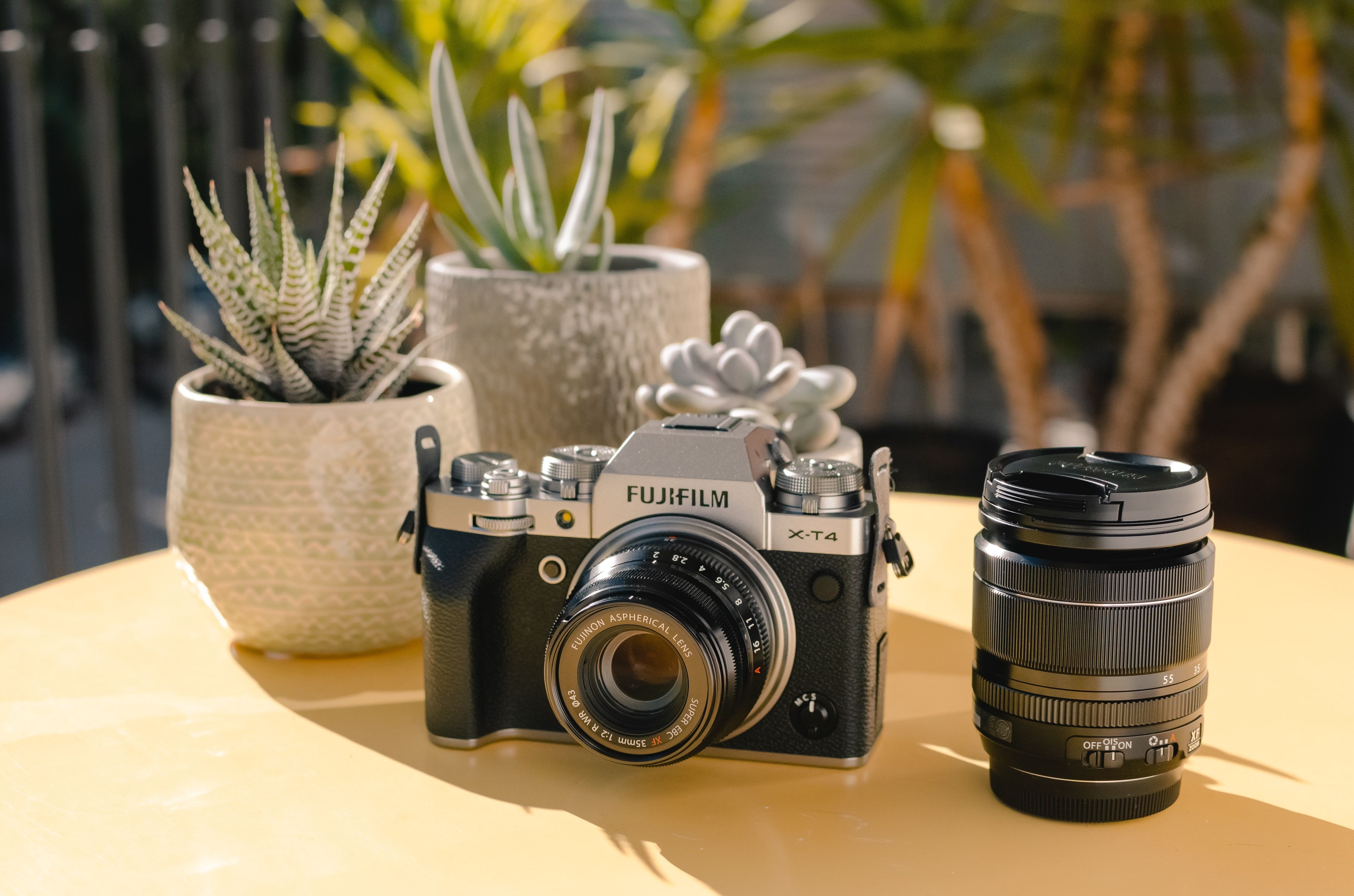 Ảnh máy ảnh Fujifilm bên cạnh ống kính