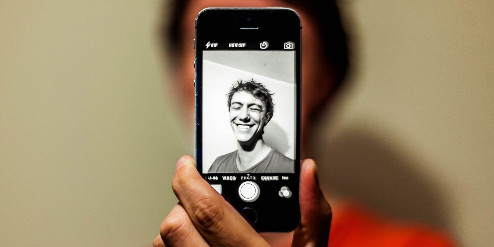 Ảnh selfie với bộ lọc đen trắng