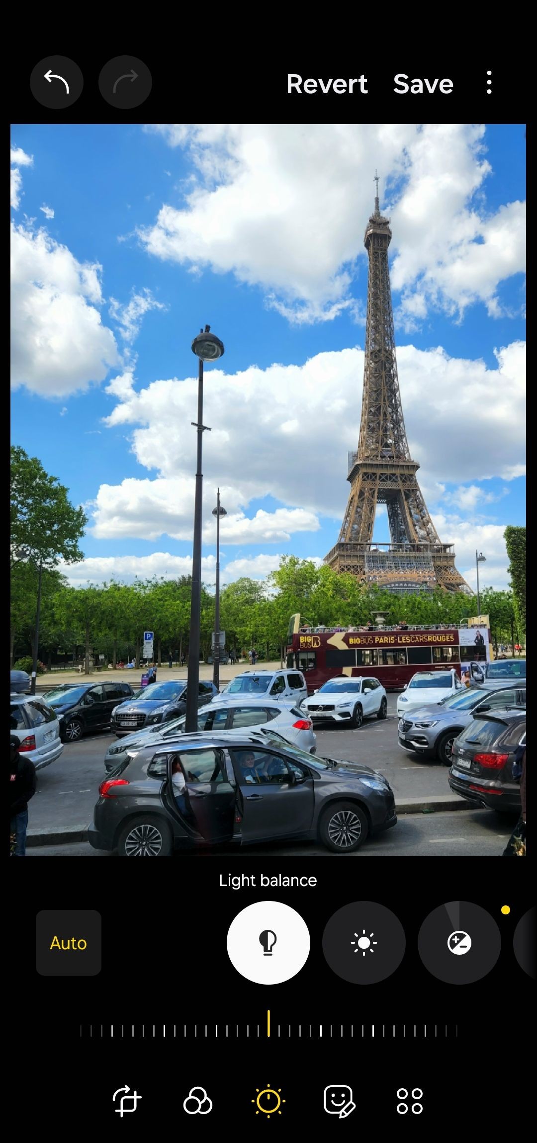 Ảnh tháp Eiffel trong ứng dụng chỉnh sửa ảnh