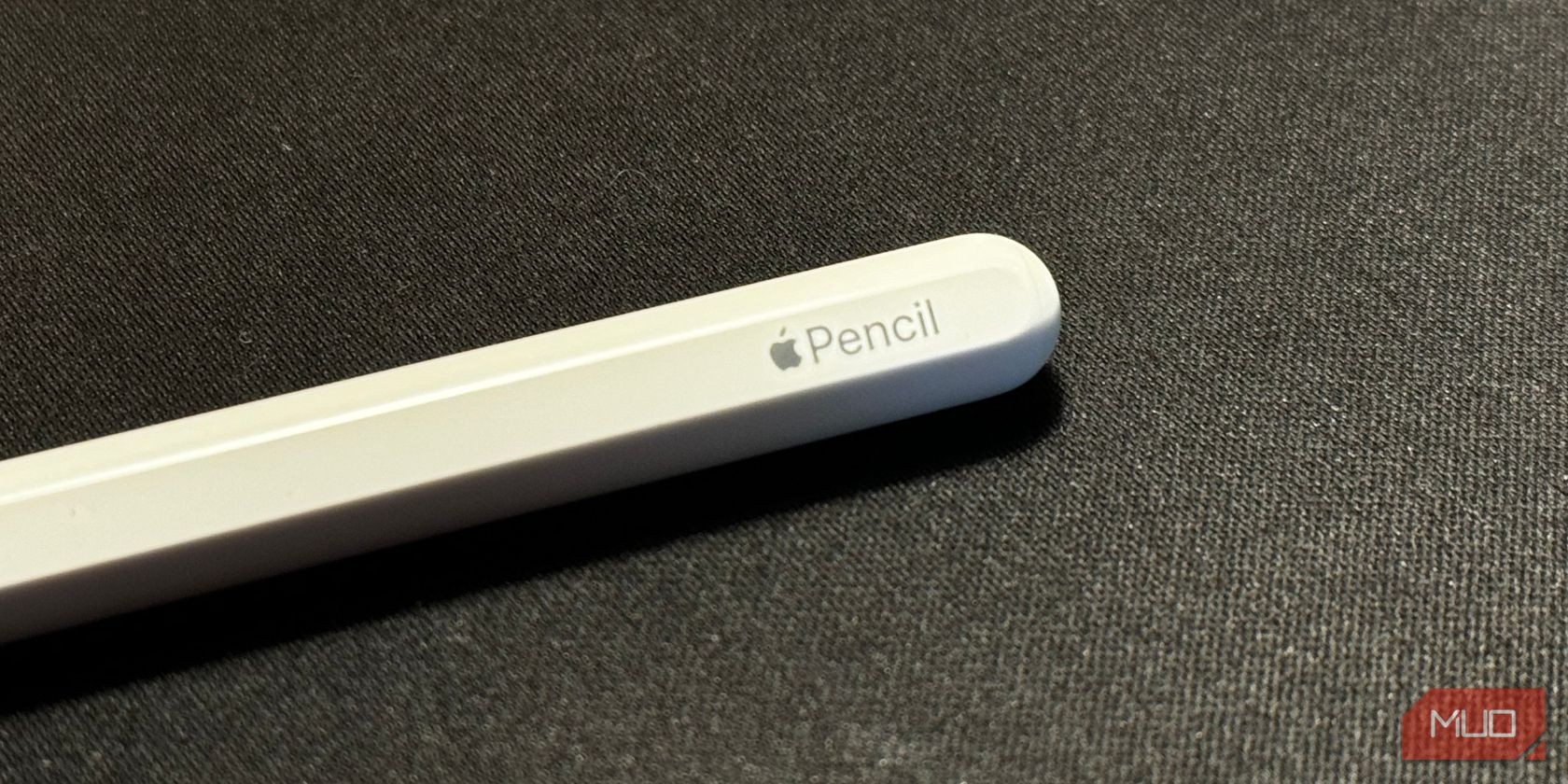 Apple Pencil đặt trên bề mặt đen hiển thị thương hiệu Apple Pencil