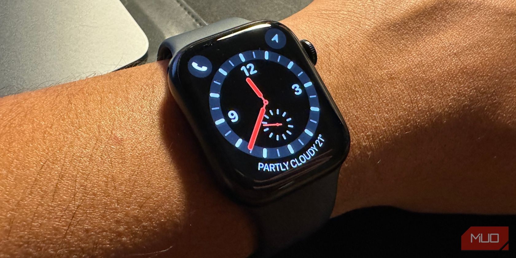 Apple Watch Cellular với mặt đồng hồ Explorer