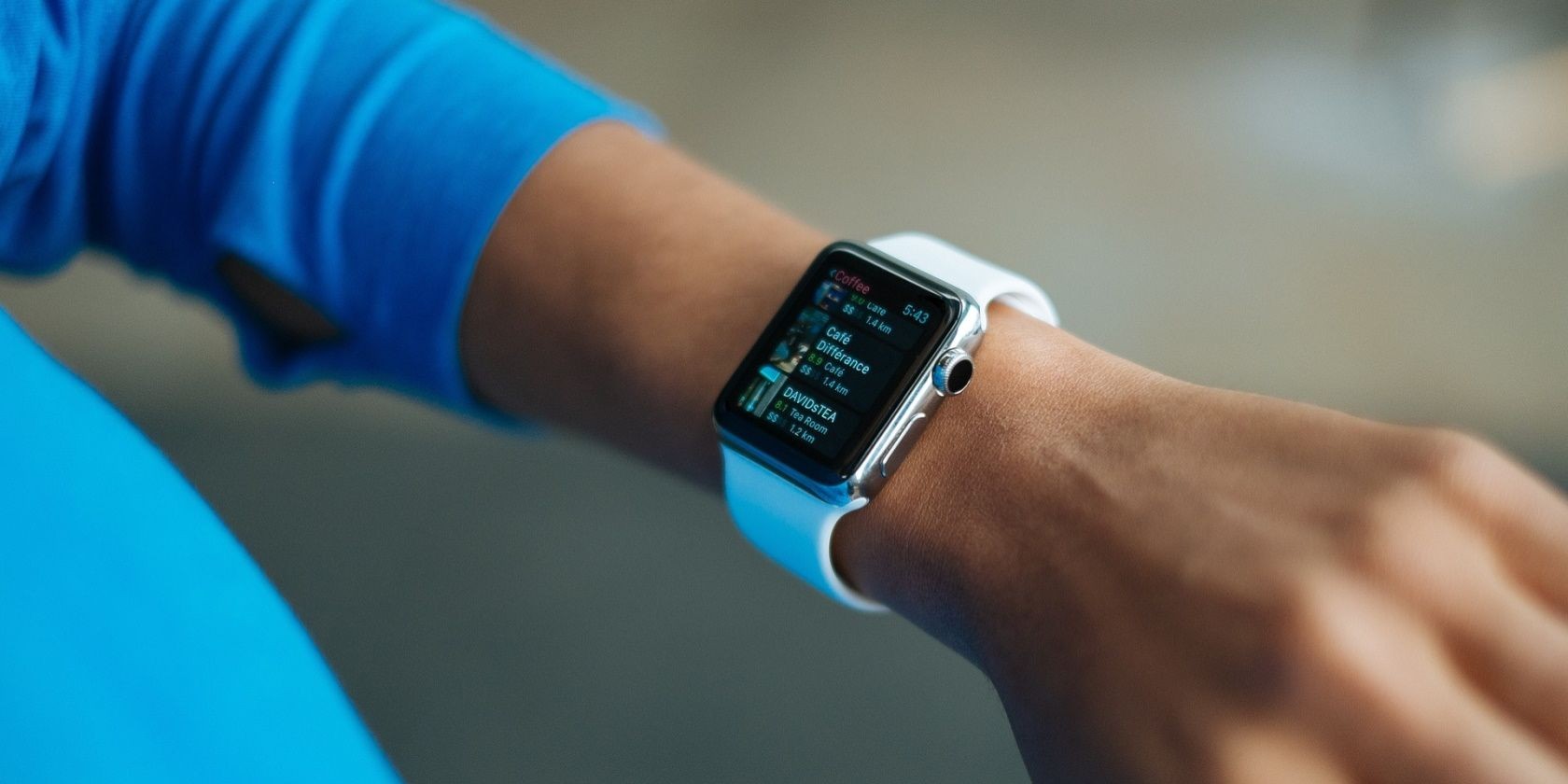 Apple Watch trên cổ tay