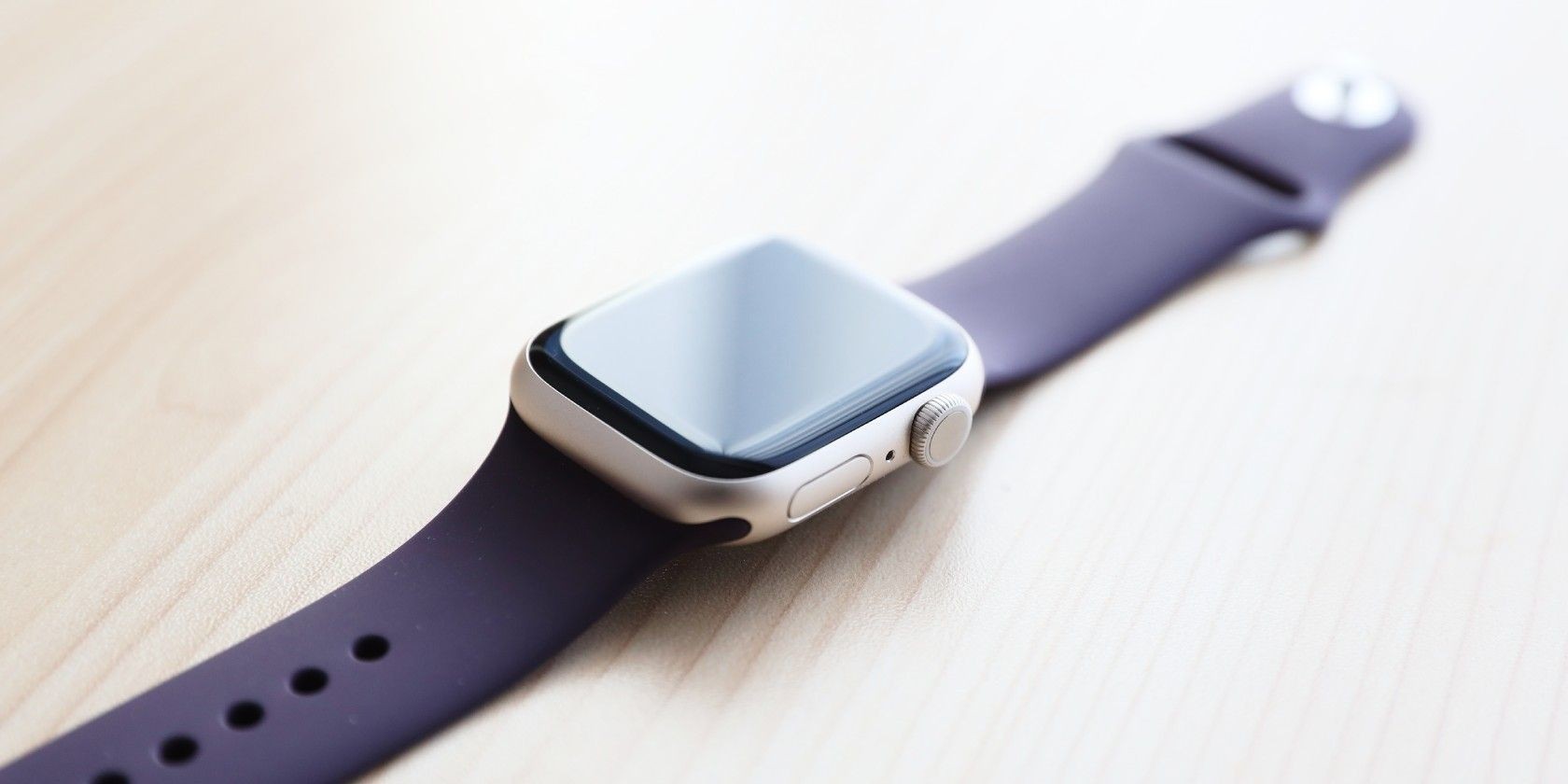 Apple Watch với dây đeo màu đen trên bàn