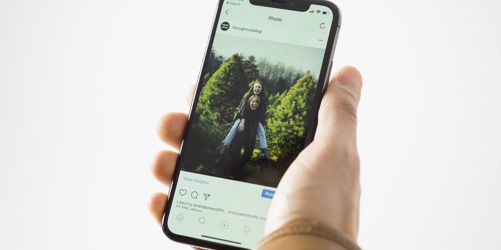 Bài đăng Instagram của hai người phụ nữ vui vẻ trong cánh đồng