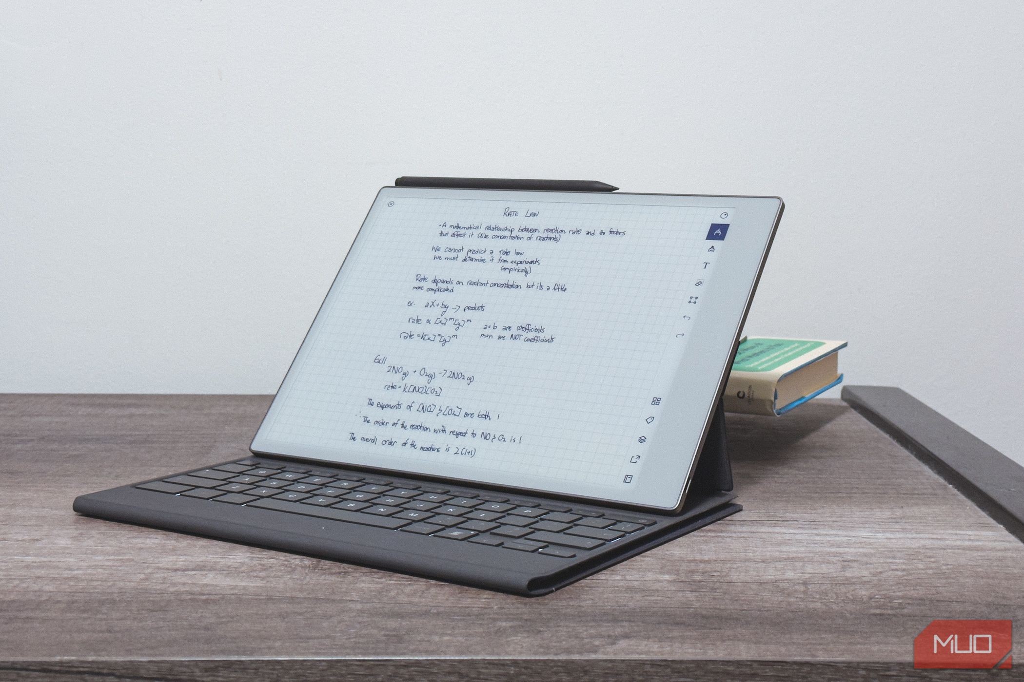 Bàn phím Folio của reMarkable Paper Pro trên máy tính bảng
