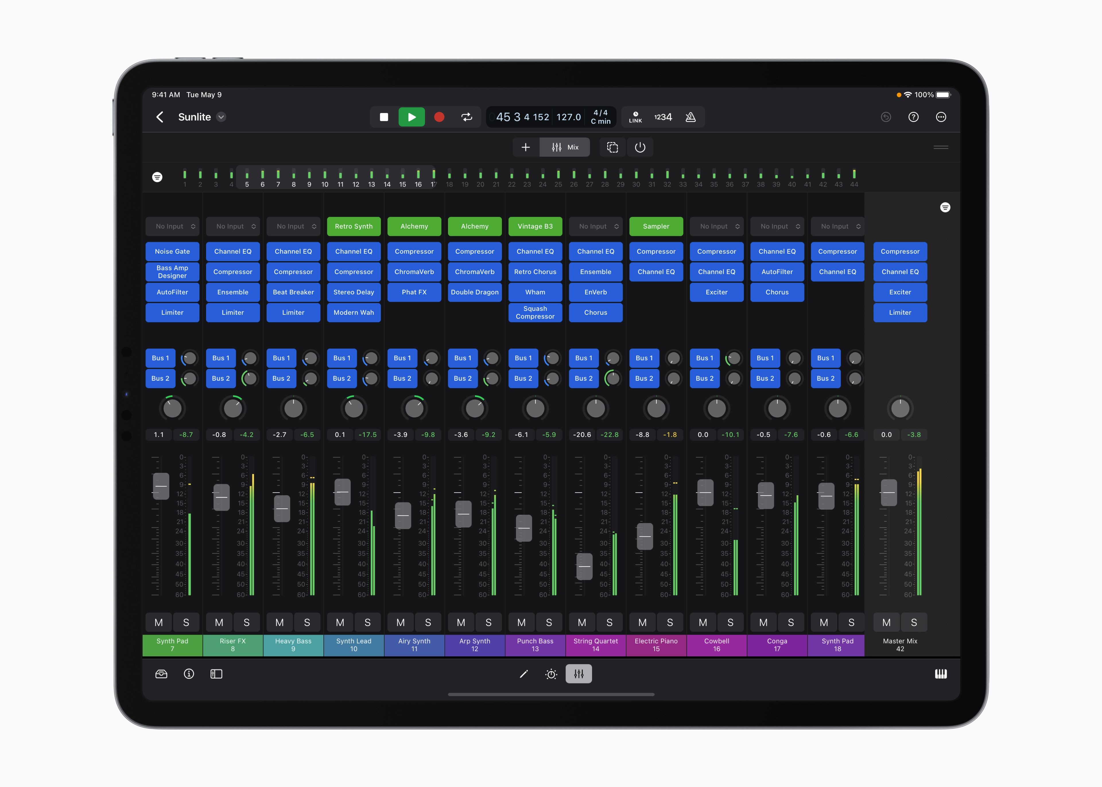 Bàn trộn của Logic Pro trên iPad