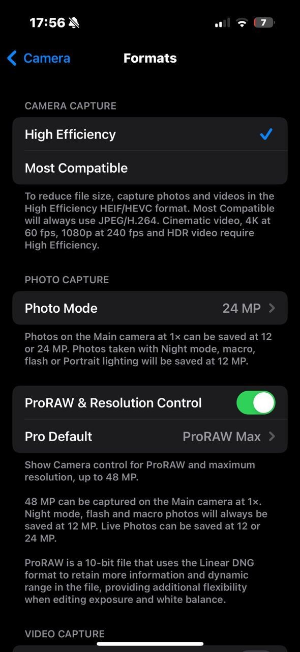Bảng điều khiển Định Dạng Camera trên iPhone 15 Pro (ProRAW đã bật)