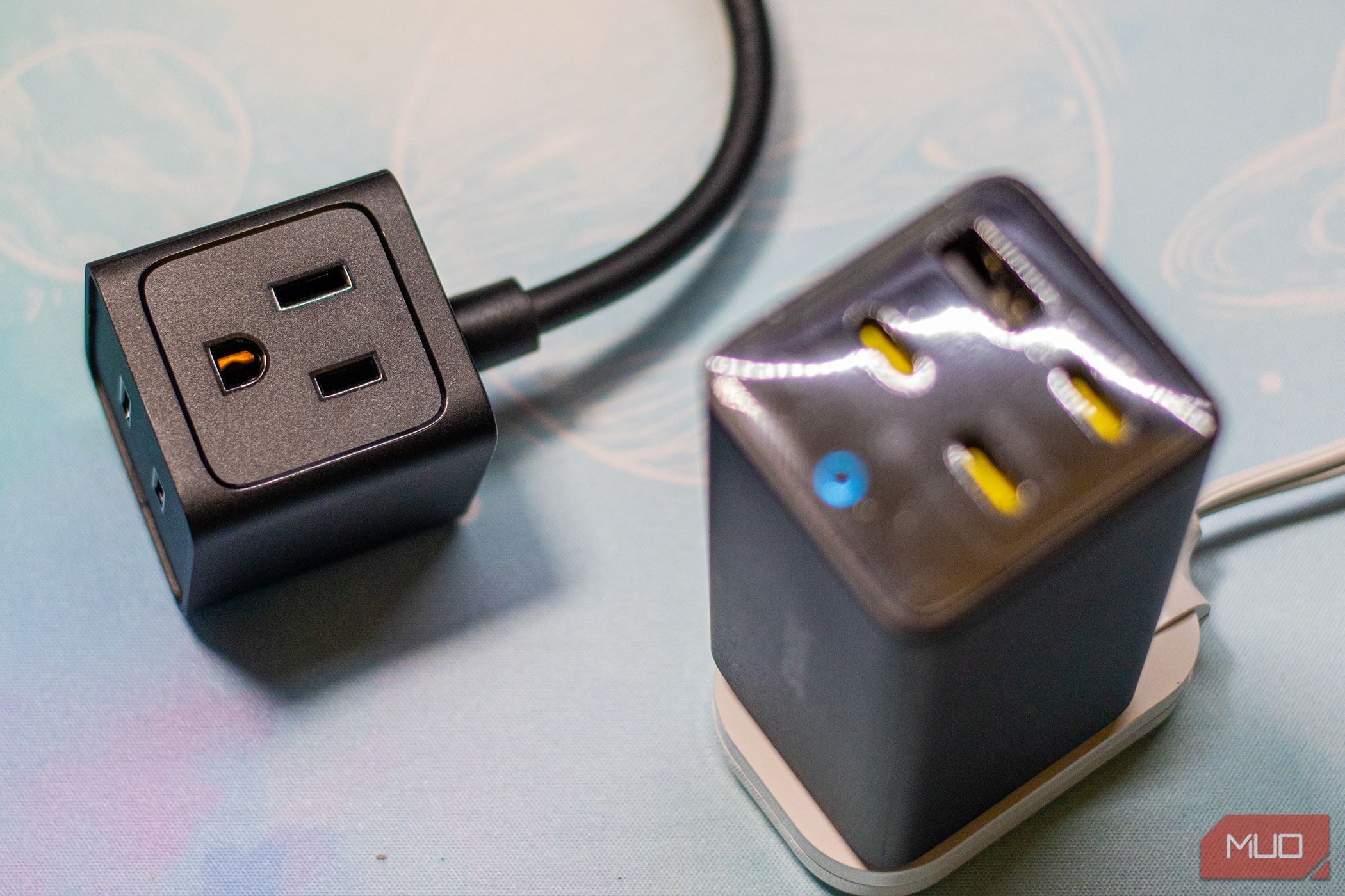 Baseus PowerCombo Mini Power Strip hiển thị ổ cắm và cổng USB