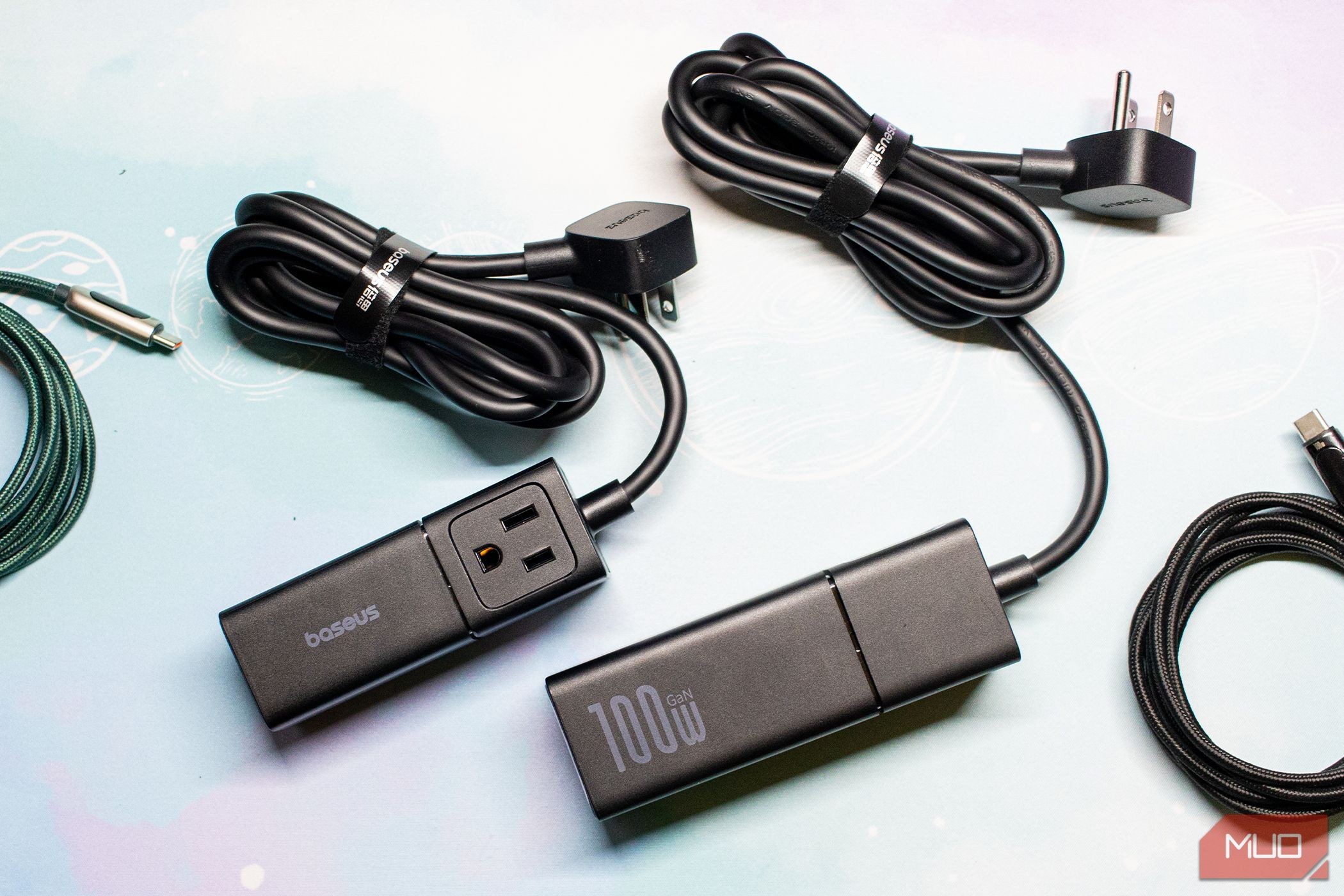 Baseus PowerCombo Mini Power Strip trên bàn làm việc
