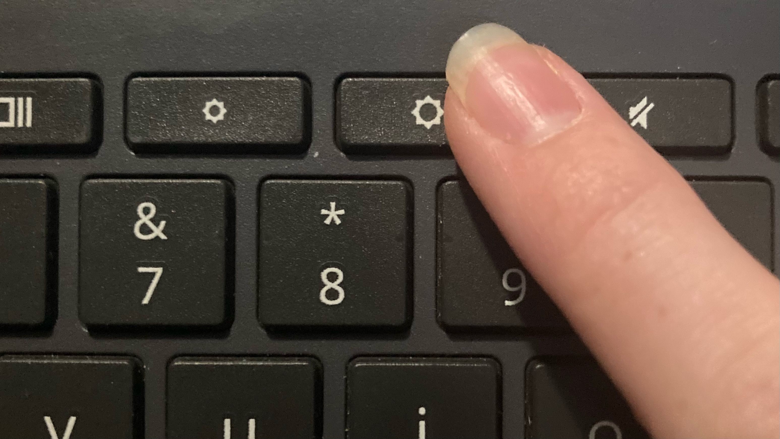 Bật lại màn hình Chromebook bằng phím tăng độ sáng