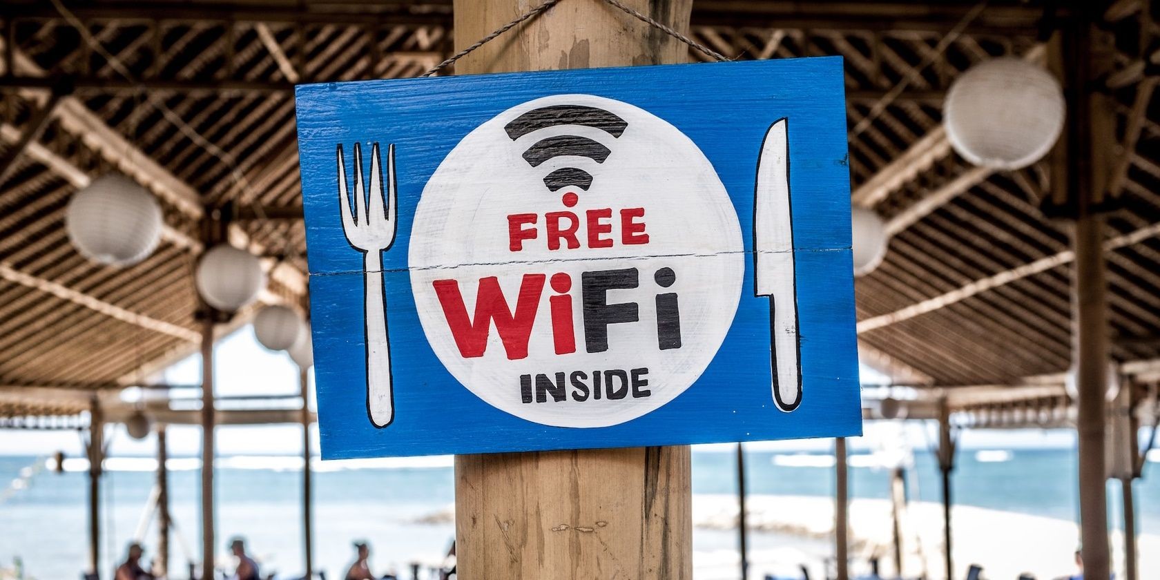 Biển Hiệu Treo Chỉ Dẫn Wi-Fi Miễn Phí Bên Trong Nhà Hàng Bên Bờ Biển
