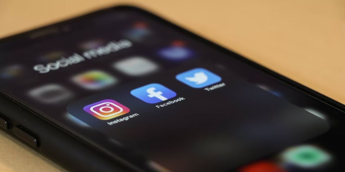 Biểu tượng Instagram, Facebook và Twitter trên màn hình iPhone