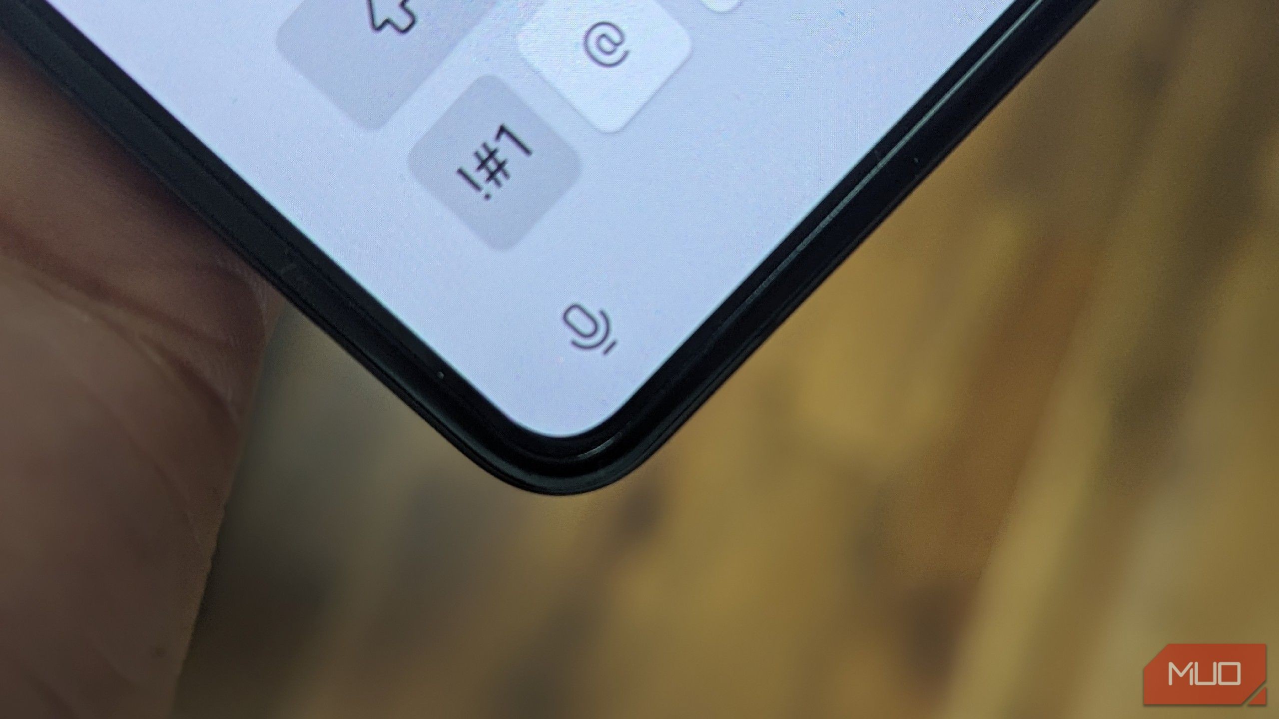 Biểu tượng mic ở góc dưới của bàn phím ảo trên Galaxy Z Fold 5