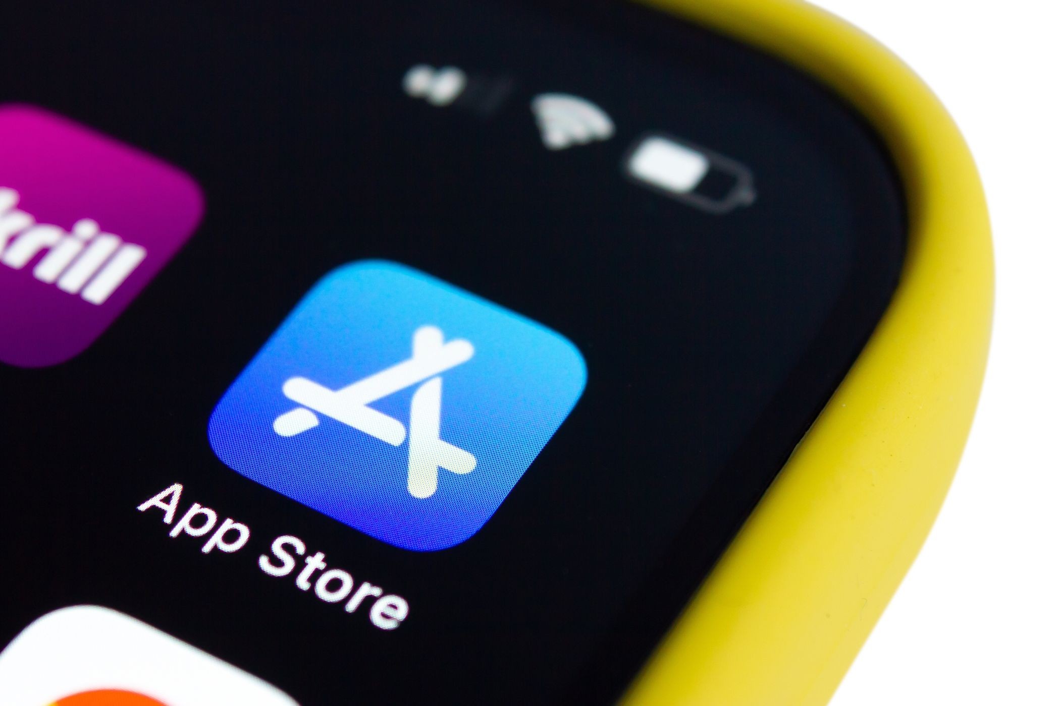 Biểu tượng ứng dụng App Store trên iPhone với vỏ màu vàng