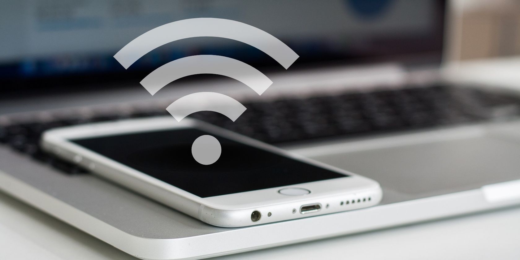 Biểu tượng Wi-Fi trên điện thoại thông minh bên cạnh máy tính xách tay