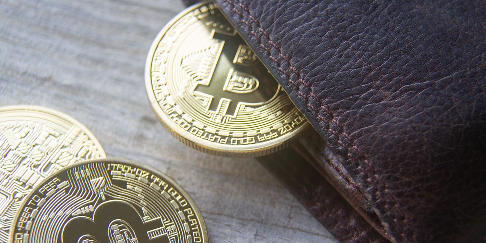 Bitcoin bên cạnh ví cryptocurrency