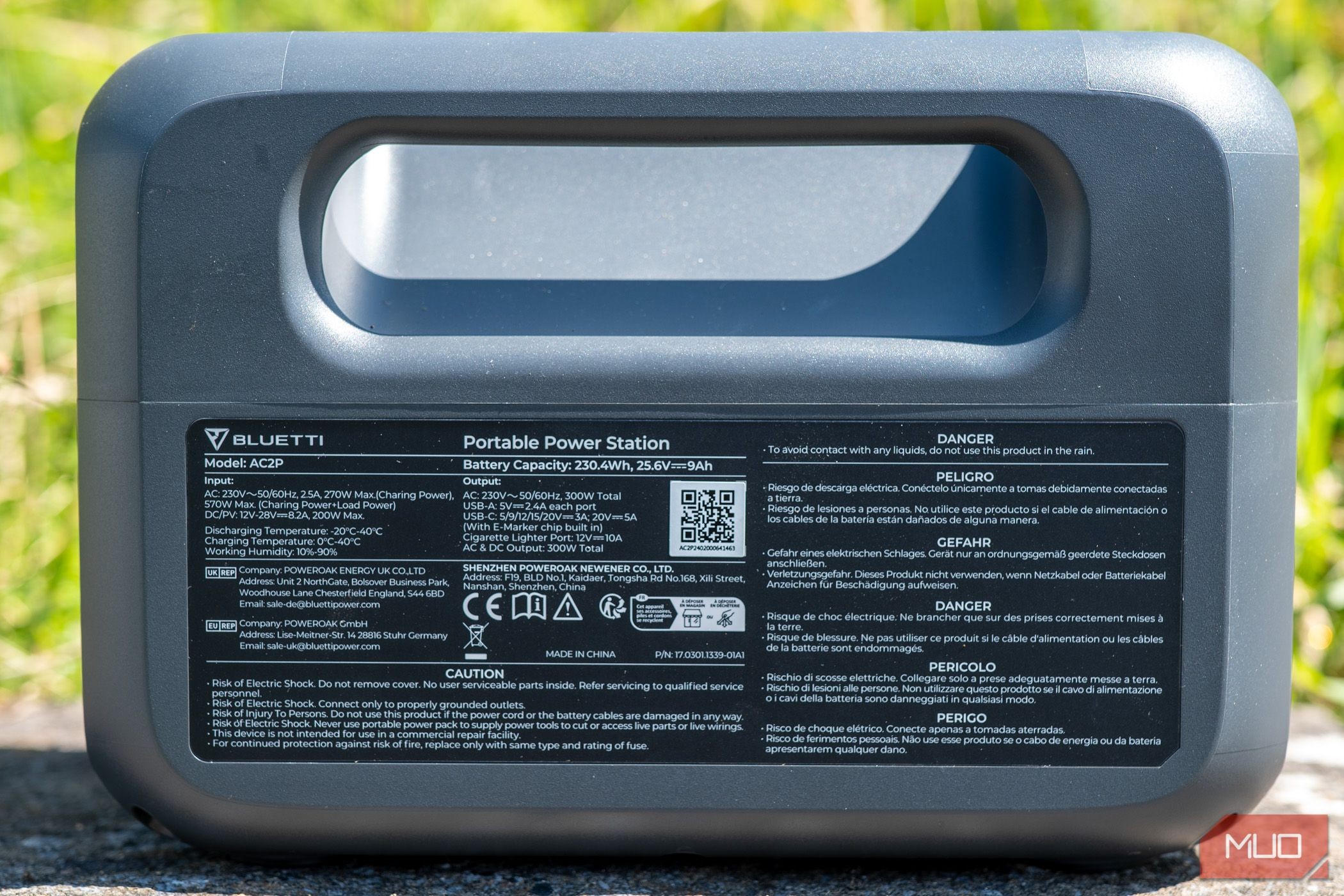 Bluetti AC2P PV120S - góc nhìn phía sau với tay cầm