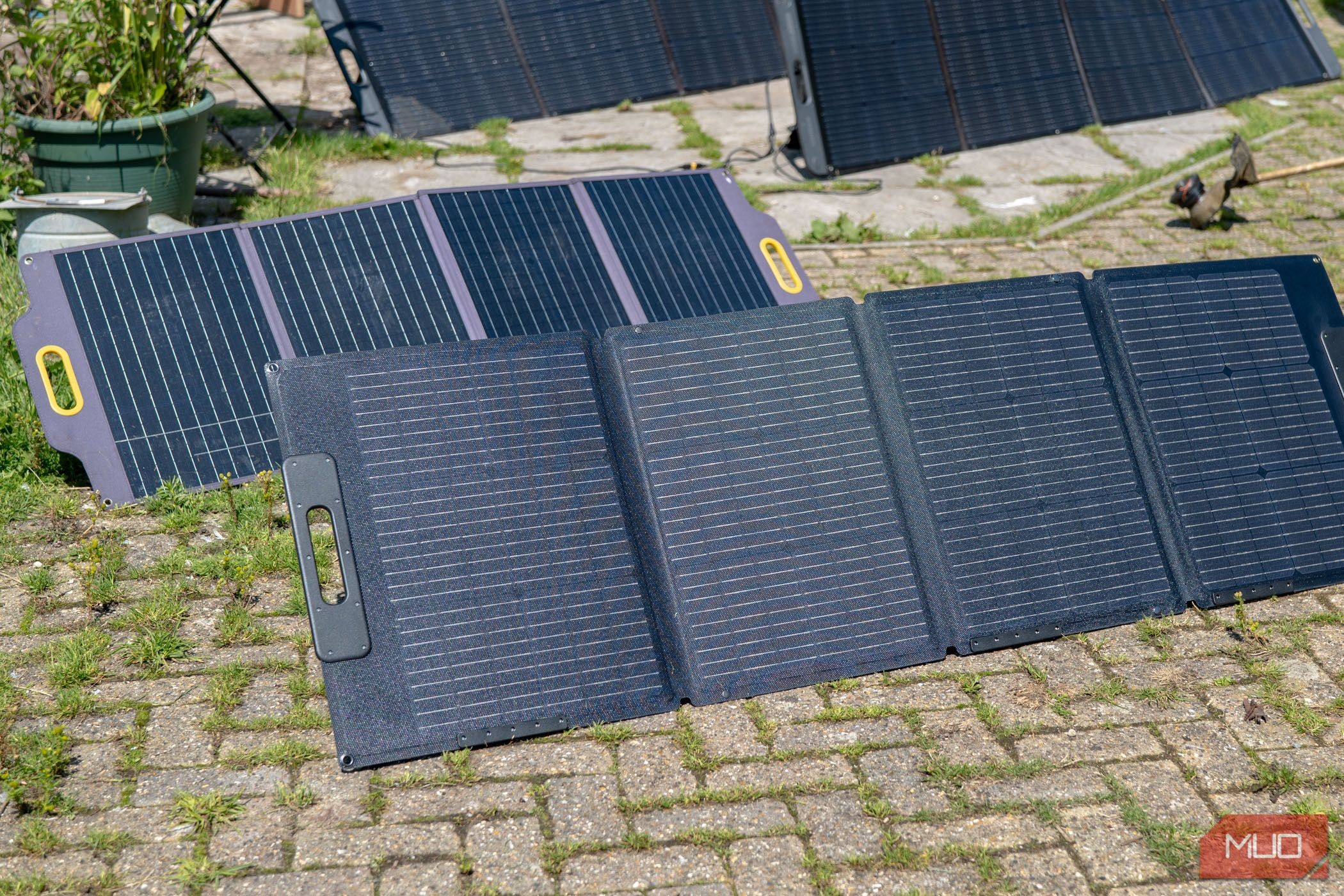 Bluetti AC2P PV120S - so sánh các tấm pin mặt trời