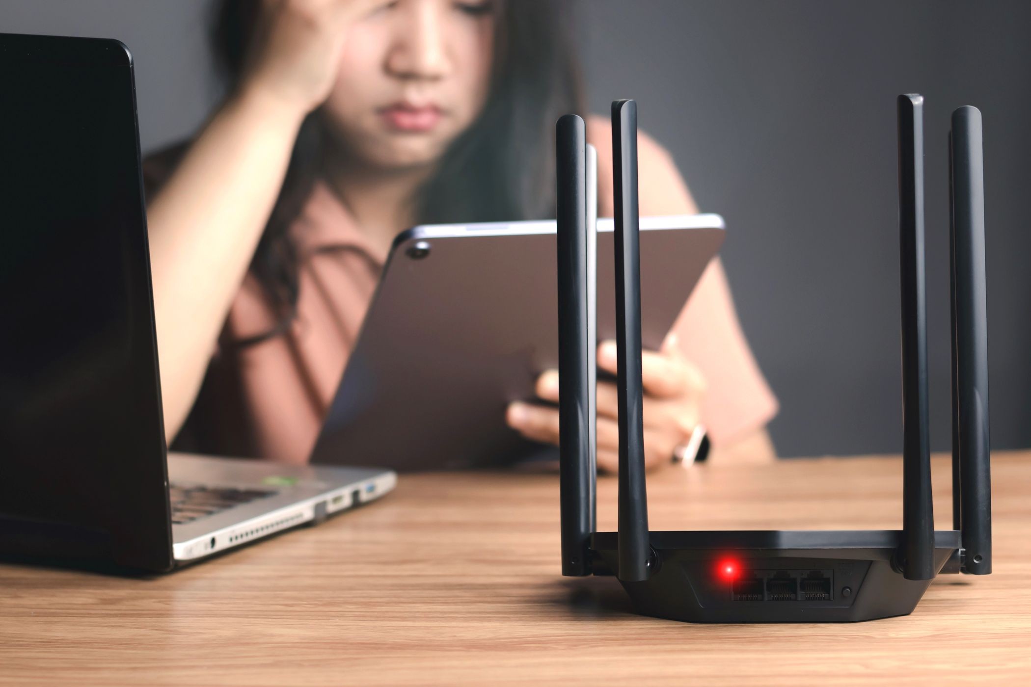 Bộ định tuyến Wi-Fi hiển thị đèn báo lỗi màu đỏ